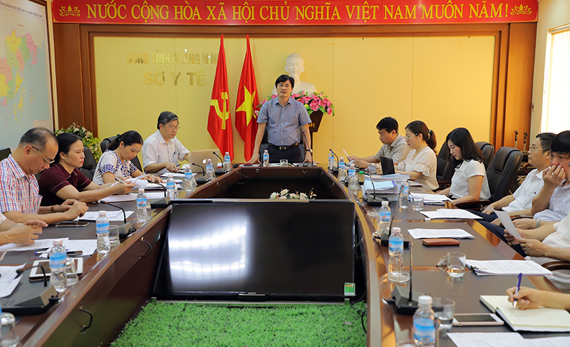 Đồng chí Nguyễn Trọng Diện, Giám đốc Sở Y tế phát biểu chỉ đạo tại cuộc họp