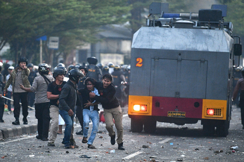 Cảnh sát Indonesia bắt người biểu tình ở thủ đô Jakarta sáng nay. Ảnh: Reuters.