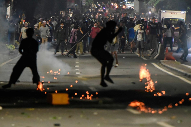 Người biểu tình đụng độ với cảnh sát ở khu Thamrin, Jakarta, vào rạng sáng ngày 22/5. Ảnh: Reuters.