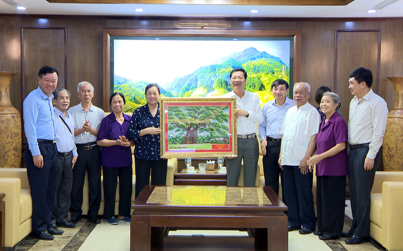 Đồng chí Hà Thị Khiết cùng các đồng chí nguyên là lãnh đạo tỉnh Tuyên Quang tặng bức tranh 