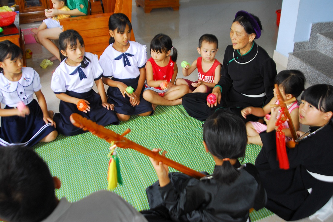 Lớp học hát then, đàn tính của nghệ nhân Hoàng Thị Viên ở  thôn Nà Làng (xã Tình Húc, Bình Liêu).