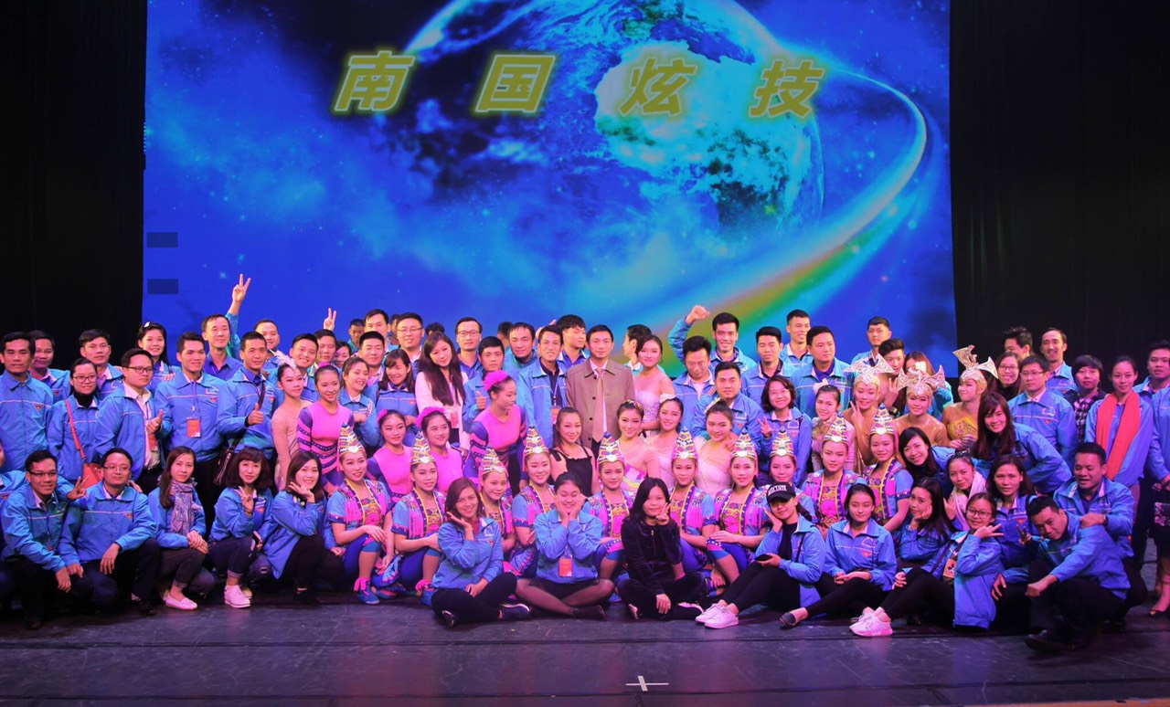 Đoàn đại biểu thanh niên Quảng Ninh xem và giao lưu với nghệ sỹ của nhà hát kịch Đông Hưng (TP Đông Hưng-Trung Quốc)
