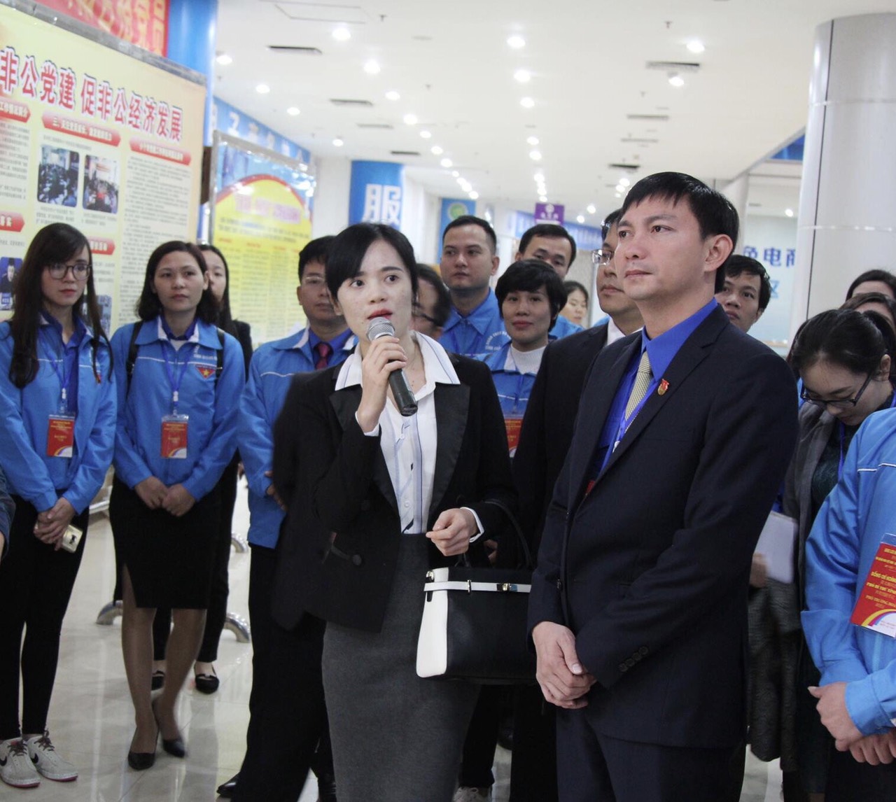 Đoàn đại biểu thanh niên Quảng Ninh nghe giới thiệu về mô hình kinh doanh của Khu hợp tác kinh tế quan biên giới TP Đông Hưng (TP Đông Hưng-Trung Quốc)