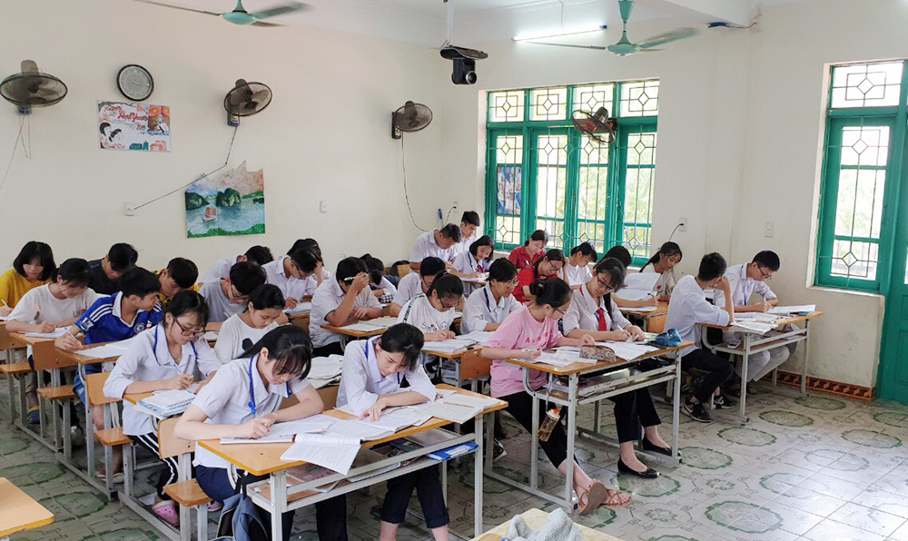 Học sinh lớp 9A, Trường THCS Nguyễn Văn Thuộc (TP Hạ Long) ôn luyện giải đề thi thử.
