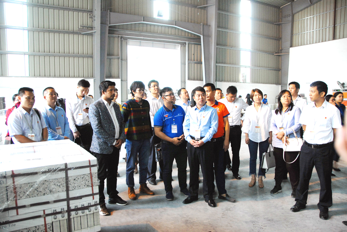 đoàn đại biểu thanh niên Quảng Tây tham quan xưởng sản xuất gạch không nung Công ty TNHH Thanh Tuyền (Hạ Long) theo chương trình giao lưu hữu nghị thanh niên Quảng Ninh (Việt Nam) - Quảng Tây (Trung Quốc) năm 2018