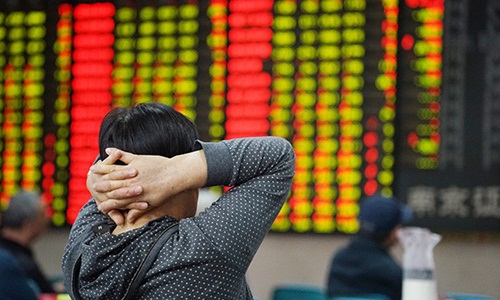 Nhà đầu tư theo dõi bảng giá tại sàn giao dịch chứng khoán ở Nam Kinh, Trung Quốc, ngày 20/5. Ảnh: VCG.