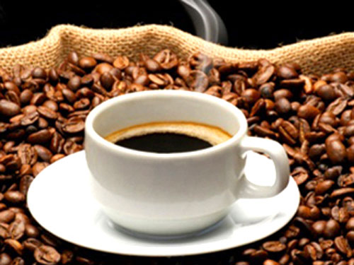 Người bệnh xơ gan nên tránh các đồ uống có chất kích kích khó dung nạp như cà phê.