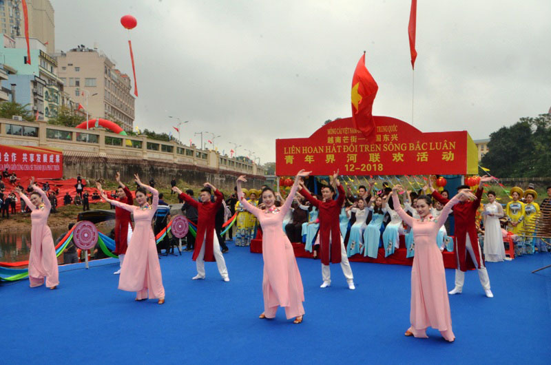 Giao lưu hát đối trên sông biên giới đã trở thành hoạt động truyền thống từ năm 2002 của thanh niên TP Móng Cái (Quảng Ninh, Việt Nam) và TP Đông Hưng (Quảng Tây, Trung Quốc).