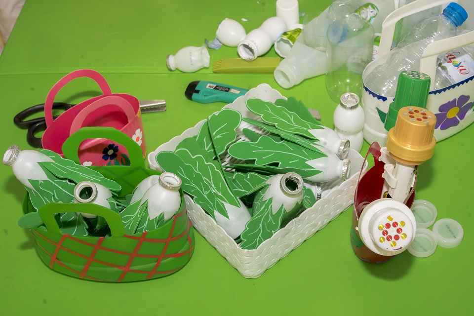 Vỏ hộp sữa, can nhựa được khéo léo biến thành những chiếc giỏ và các vật dụng đồ chơi mầm non