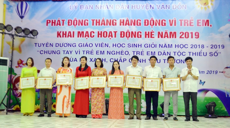 Lãnh đạo huyện Vân Đồn trao giấy khen cho giáo viên, huyến luyện viên có thành tích trong huấn luyện học sinh giỏi tham gia kỳ thi năm học 2018-2019.