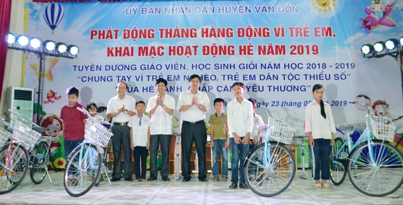 Lãnh đạo Sở Giáo dục và Đảo tạo; Hội Bảo trợ NKT- Trẻ MC tỉnh và UBND huyện Vân Đồn trao xe đạp và góc học tập cho học sinh có hoàn cảnh đặc biệt khó khăn trên địa bàn.
