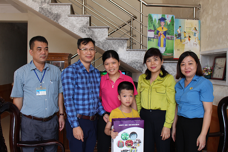 Lãnh đạo huyện Đầm Hà thăm, tặng quà gia đình chị Lê Thị Hà, đoàn viên Công đoàn Trường Mầm non Quảng Tân.