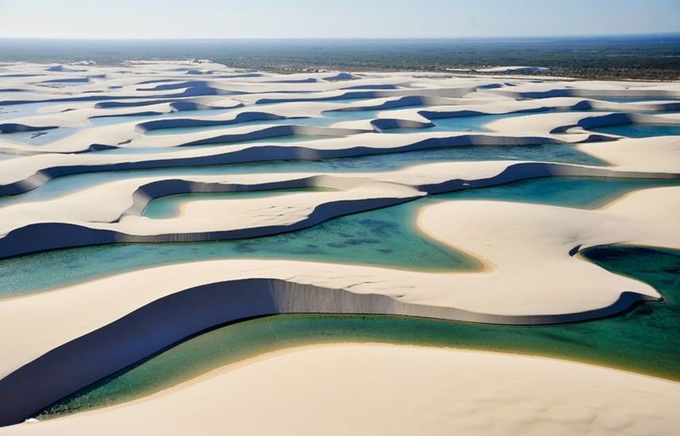 Vườn quốc gia Lencois Maranhenses, bang Maranhao, Brazil là vùng đất rộng lớn với những cồn cát trắng uốn lượn xen lẫn những đầm nước mưa màu xanh ngọc. Ảnh: Culture Trip.