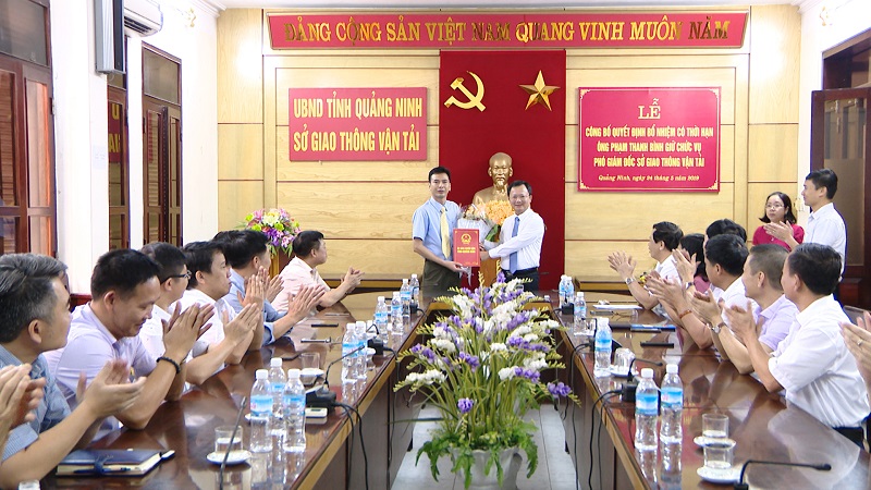 Đồng chí Cao Tường Huy, Ủy viên Ban Thường vụ tỉnh ủy, Phó Chủ tịch UBND tỉnh trao quyết định bổ nhiệm