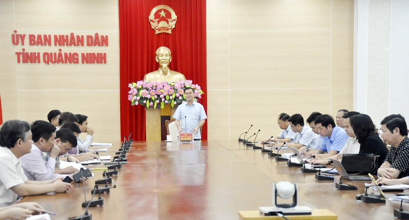 Đồng chí Phó Chủ tịch UBND tỉnh Bùi Văn Khắng chủ trì hội nghị.