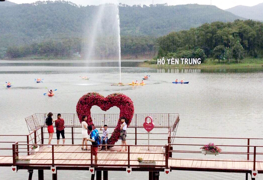 After renovation, Yen Trung Lake attracts more and more tourists.