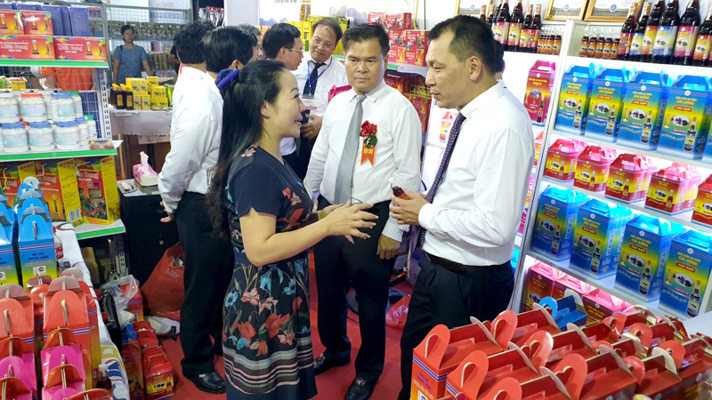 Lãnh đạo tỉnh Quảng Ninh tham quan gian hàng OCOP của tỉnh. 