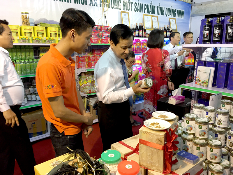 Các sản phẩm OCOP Quảng Ninh nhận được sự quan tâm của lãnh đạo Bộ, ngành và địa phương tham gia triển lãm.