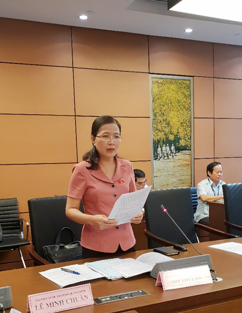 Đồng chí  Đỗ Thị Lan, Ủy viên BTV Tỉnh ủy, Trưởng Đoàn ĐBQH tỉnh Quảng Ninh phát biểu tại buổi thảo luận