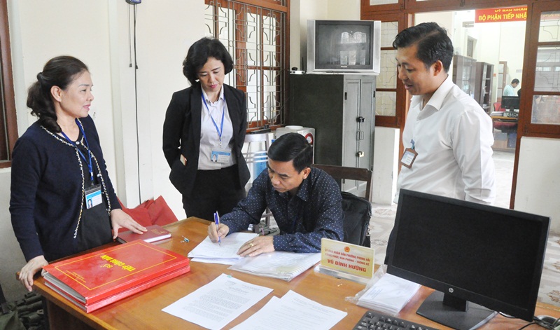 Đoàn kiểm tra của Sở Nội vụ kiểm tra việc thực hiện kỷ cương hành chính tạicông tác tiếp công dân tại phường Phong Hải, TX Quảng Yên.
