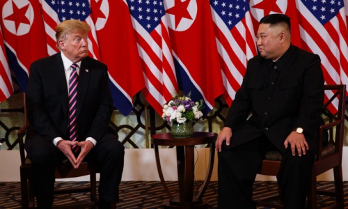 Tổng thống Trump (trái) và lãnh đạo Kim Jong-un trong cuộc gặp cuối tháng 2/2019. Ảnh: AP.