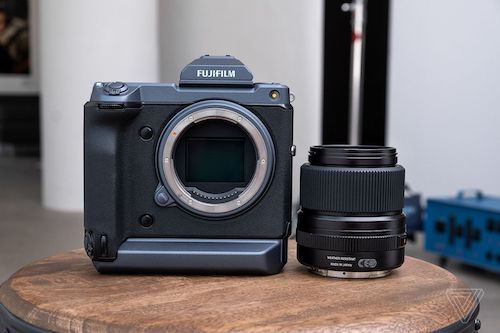 Máy ảnh medium format của Fujifilm có kích thước nhỏ gọn như một máy ảnh mirrorless. Ảnh: The Verge.