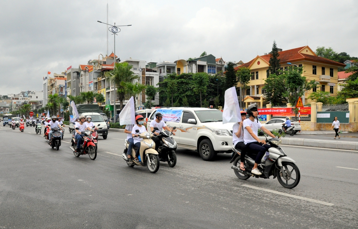 Lực lượng tình nguyện diễu hành tuyên truyền về phòng, chống tác hại của thuốc lá.