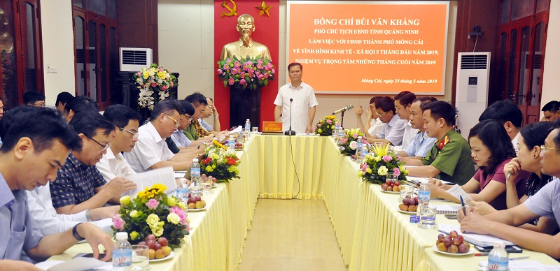 Đồng chí Phó Chủ tịch UBND tỉnh, Bùi Văn Khắng phát biểu chỉ đạo tại cuộc làm việc.