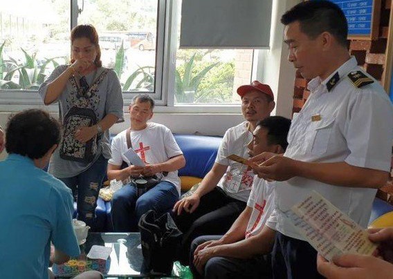 Cơ quan chức năng làm việc với nhóm du khách Trung Quốc tuyên truyền tôn giáo tại Cảng tàu khách Quốc tế Tuần Châu Hạ Long (Ảnh: Bạn đọc cung cấp).