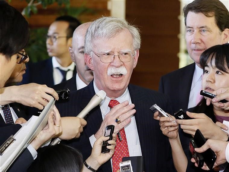 Cố vấn An ninh Quốc gia Mỹ John Bolton trả lời các phóng viên ngày 24-5 tại Tokyo, Nhật Bản. Ảnh: AP.