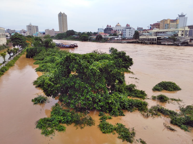 Trận mưa lớn đêm 25, rạng sáng ngày 26/5 đã khiến nước lũ trên sông biên giới Ka Long dâng cao.