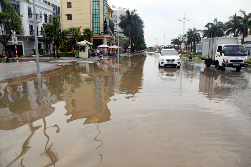 Đại lộ Hòa Bình khu vực cửa Trung tâm Vincom Móng Cái cũng bị ngập.