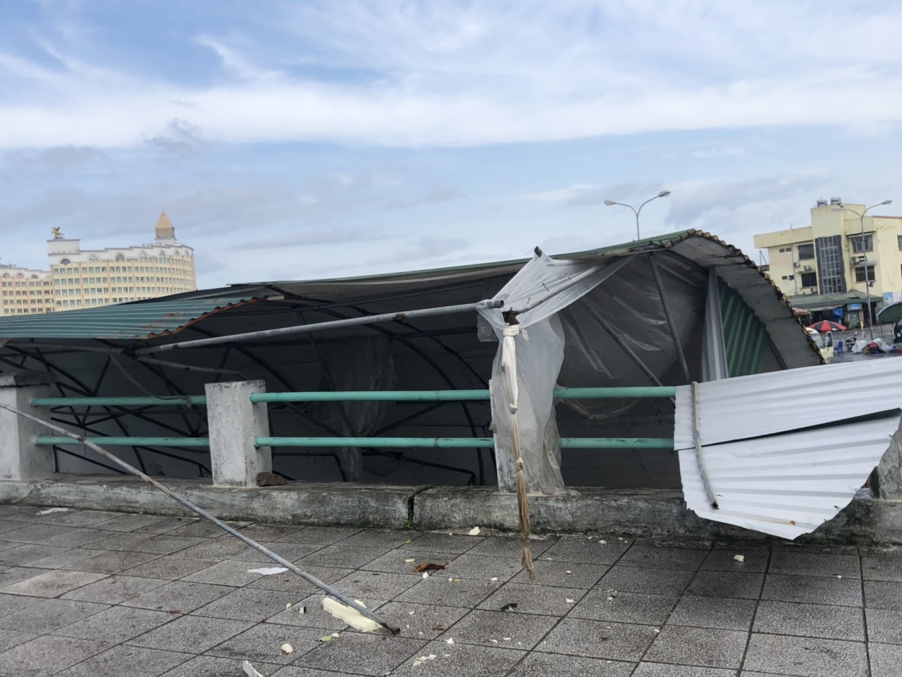 Mái tôn sân chợ Trung tâm Móng Cái cũng bị đổ sập.