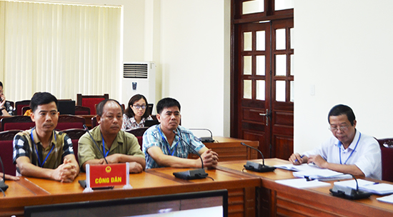 Các hộ dân tại khu đô thị mới phường Cẩm Thủy, TP Cẩm Phả trình bày kiến nghị với Hội đồng tiếp công dân ngày 15/5.