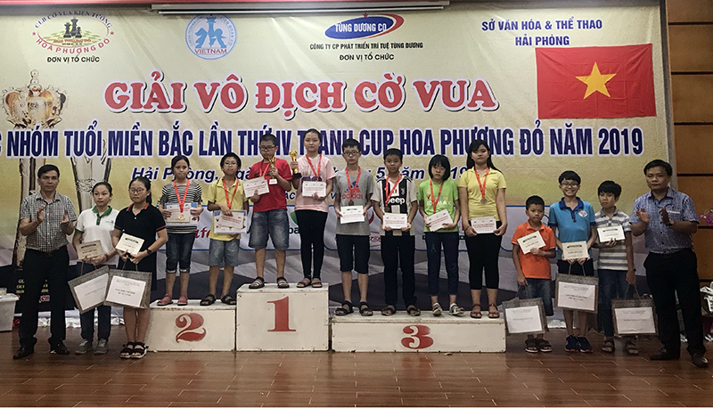 VĐV Nguyễn Lê Cẩm Hiền đoàn Quảng Ninh nhận HCV lứa tuổi U13 nữ