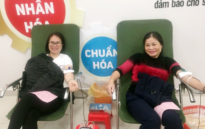 Chị Trần Thị Ngà (bên trái) trong một lần tham gia hiến máu tình nguyện.