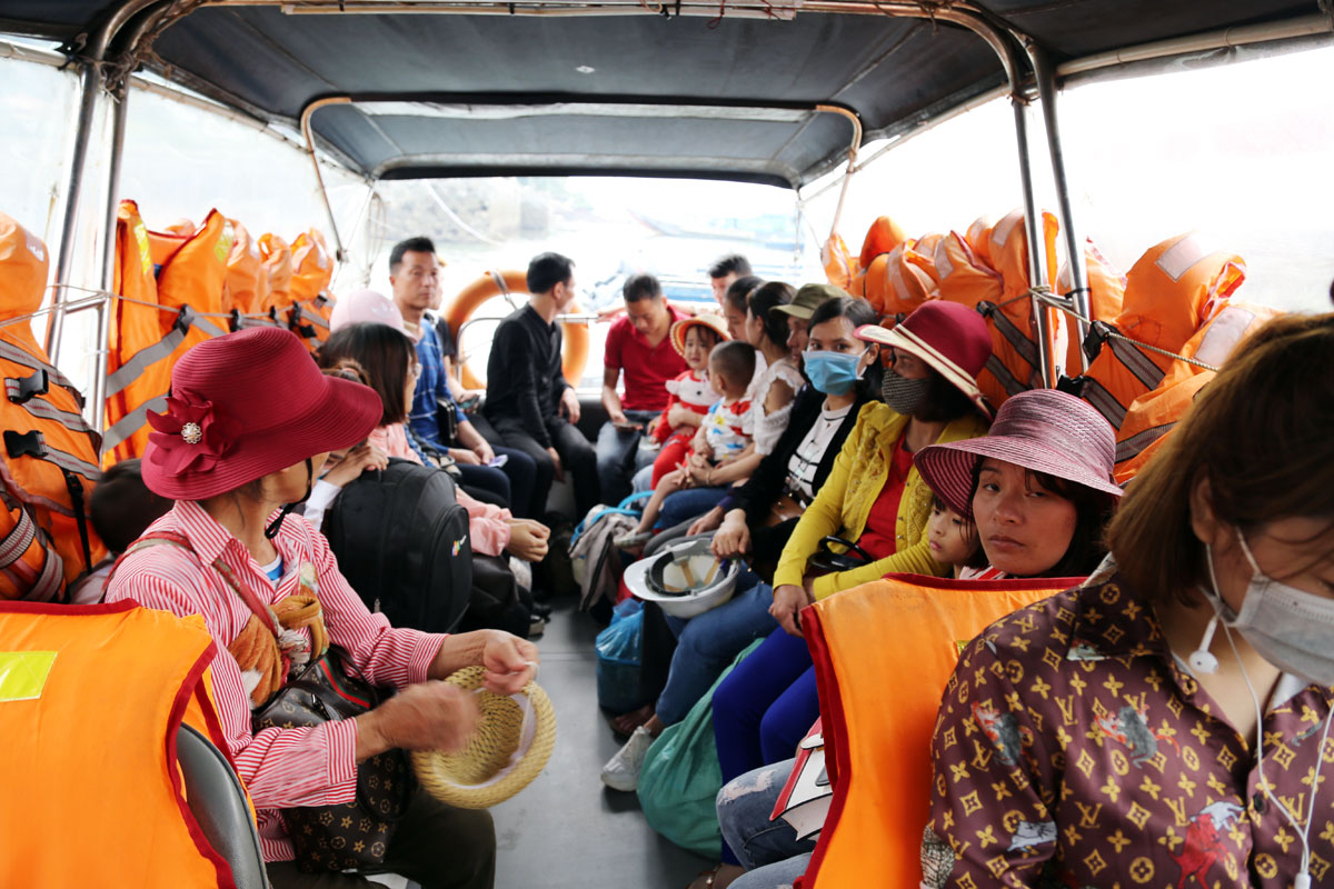 Công tác đảm bảo an toàn cho hoạt động vận tải hành khách tại bến Mũi Ngọc-Van Gia được lực lượng chức năng thành phố Móng Cái tăng cường.
