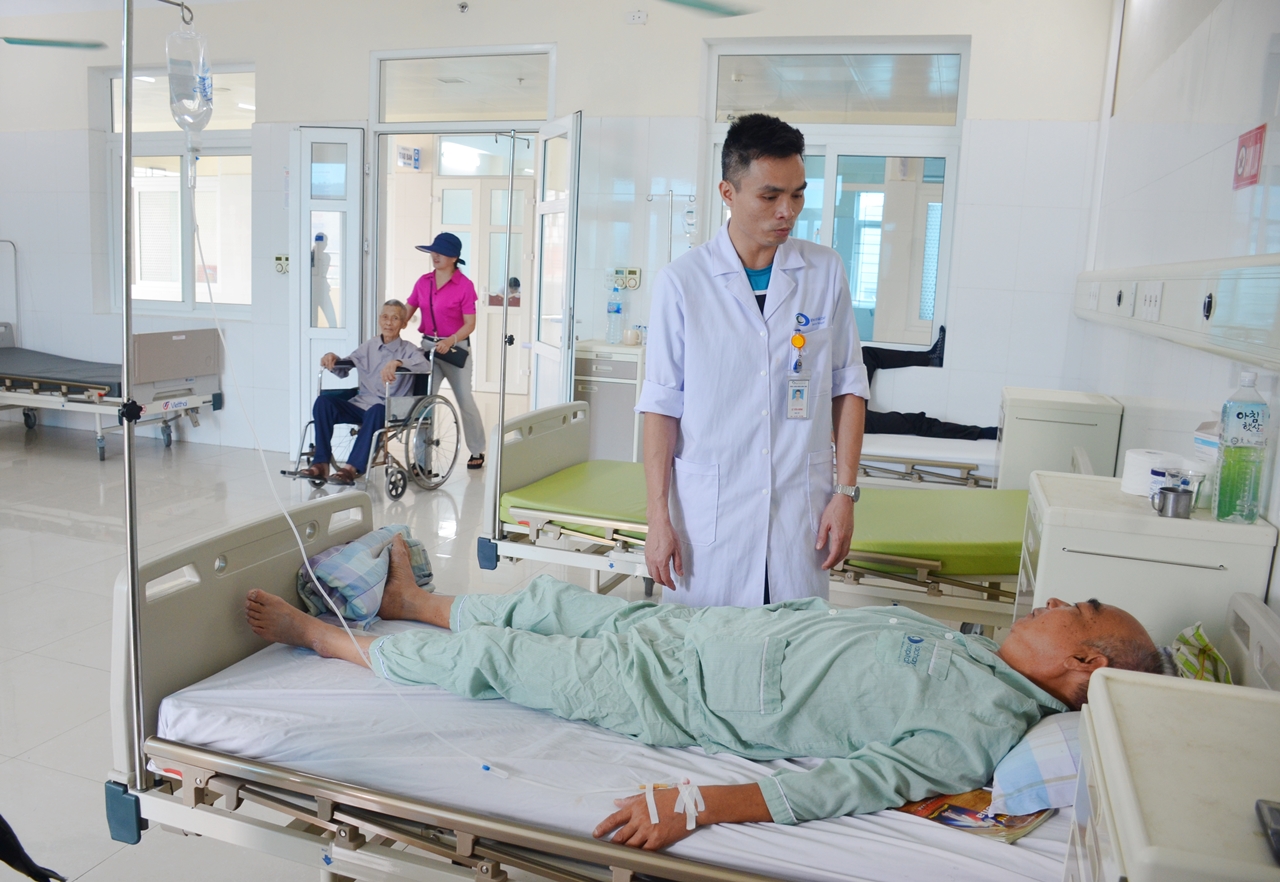 bác sĩ CKI Lê Tiến Hưng, Phó Trưởng khoa Chẩn đoán hình ảnh-Điện quang can thiệp, Bệnh viện Bãi Cháy trò chuyện với người bệnh sau nút mạch u gan
