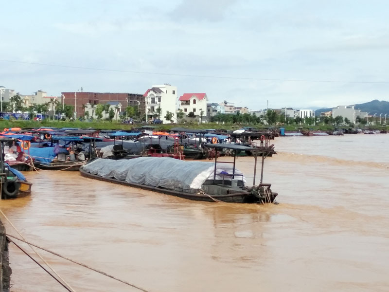 Nước lũ dâng cao trên sông Ka Long sáng ngày 26/5.
