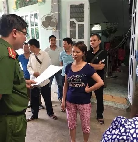Đối tượng Trần Thị Hiền nghe công bố quyết định khởi tố và bắt tạm giam từ cơ quan chức năng