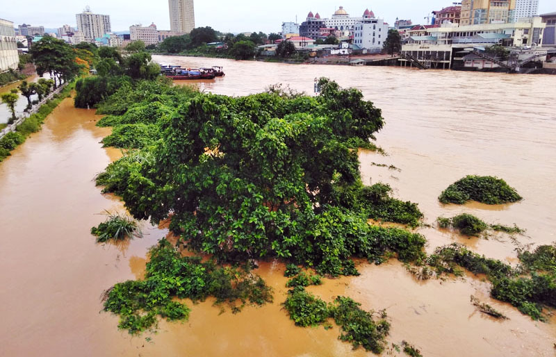 Trận mưa lớn đêm 25, rạng sáng ngày 26/5 đã khiến nước lũ trên sông Ka Long dâng cao.