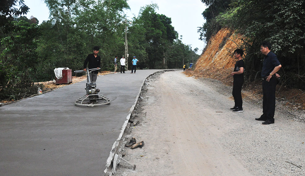 Dự án đường xuyên đảo Vĩnh Trung - Vĩnh Thực đang được nhà thầu đẩy nhanh tiến độ thi công.
