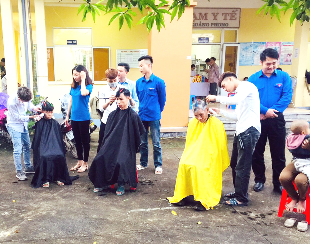 Đoàn Thanh niên huyện Hải Hà cắt tóc miễn phí cho trẻ em nghèo xã Quảng Phong.
