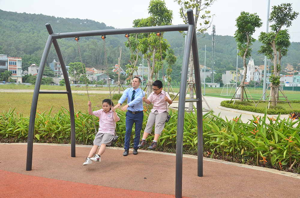 Sau giờ học, học sinh Trường Quốc tế Singapore tại Hạ Long được vui chơi ngoài trời, trò chuyện bằng tiếng Anh với giáo viên người nước ngoài.