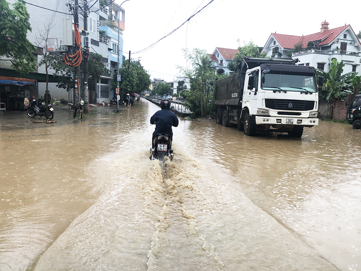 Cơn mưa lớn buổi sáng nay đã khiến cho một số nơi bị ngâp lụt. (Khu 3, phường Cao Thắng, TP Hạ Long).