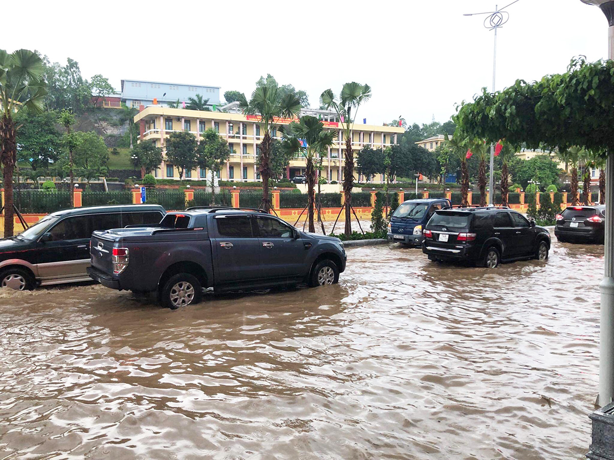 Nước mưa không thoát kịp khiến cho việc tham gia giao thông gặp nhiều khó khăn. (Khu vực tổ 8, khu 6, phường Hà Tu).