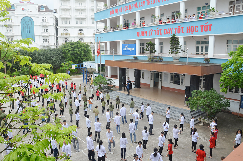 Học sinh Trường THCS&THPT Lê Thánh Tông (TP Hạ Long) hoạt động ngoài trời.