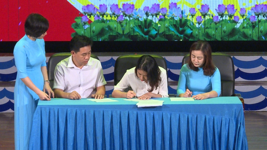 Ban giám hiệu trường TH Hạ LOng ký kết bàn giao học sinh về sinh hoạt hè tại phuwongf Hồng Gai và phường Bạch Đằng, TP Hạ Long