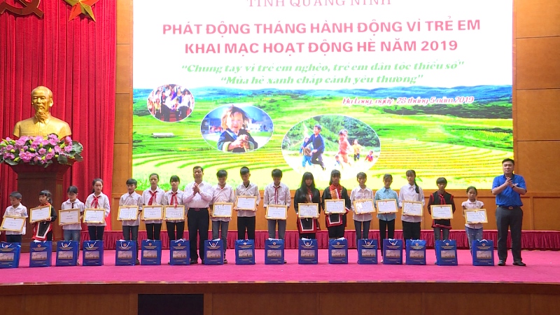 Trao tặng 20 suất học bổng và quà cho trẻ em tại huyện Bình Liêu