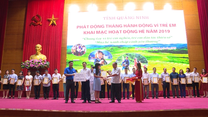 Các đơn vị, cá nhân, doanh nghiệp ủng hộ quỹ Bảo trợ trẻ em Quảng Ninh với tổng số tiền trên 3,7 tỷ đồng.